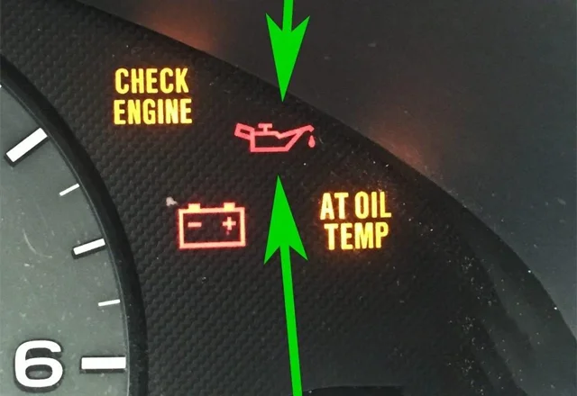 Đèn báo nhớt sáng đỏ là dấu hiệu cảnh báo cần thay nhớt